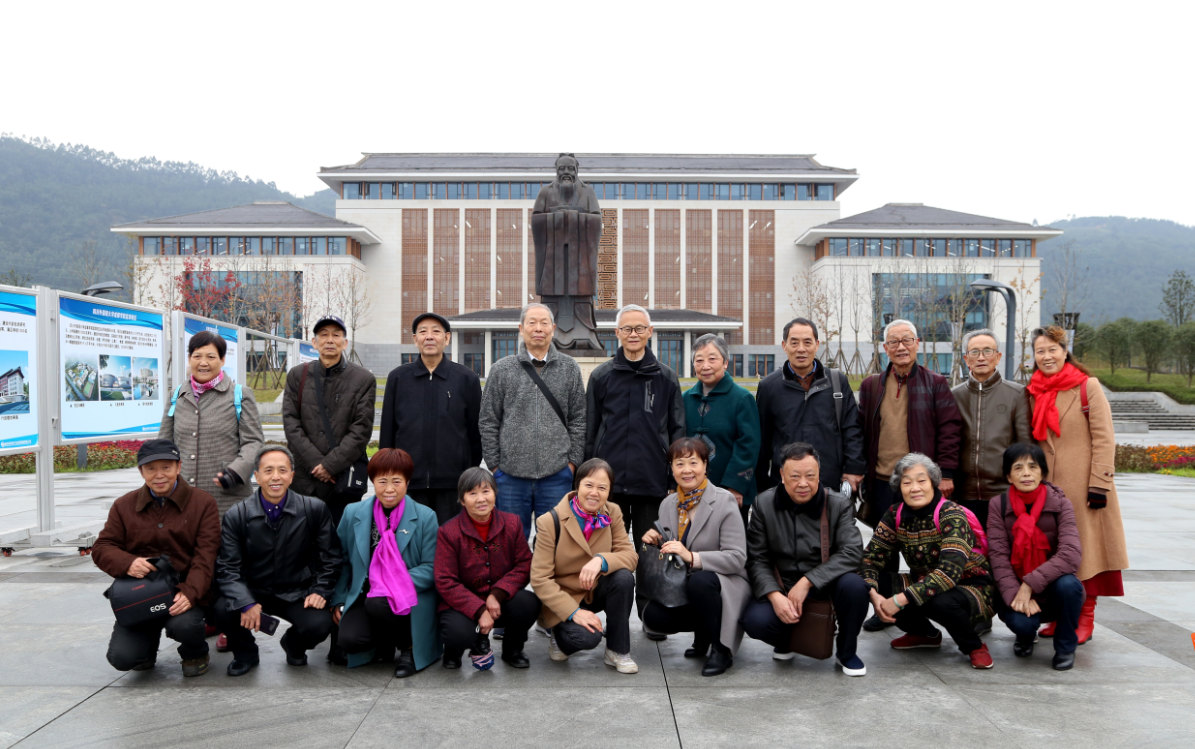 图书馆前合影.png