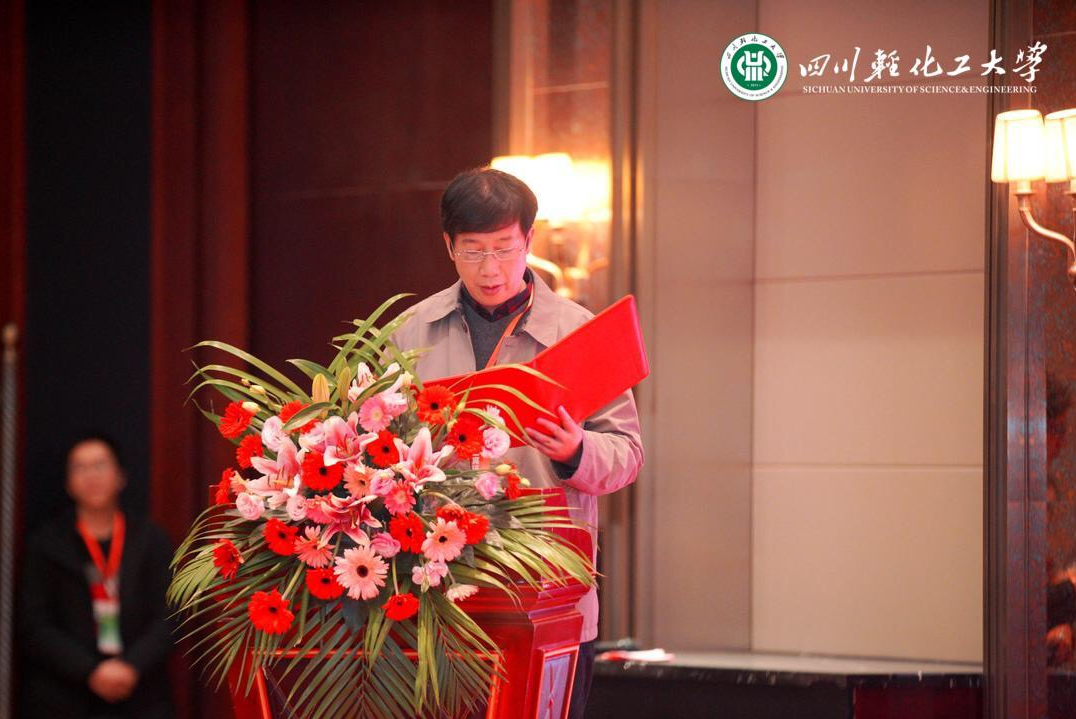 颜杰宣读校友总会批复.png
