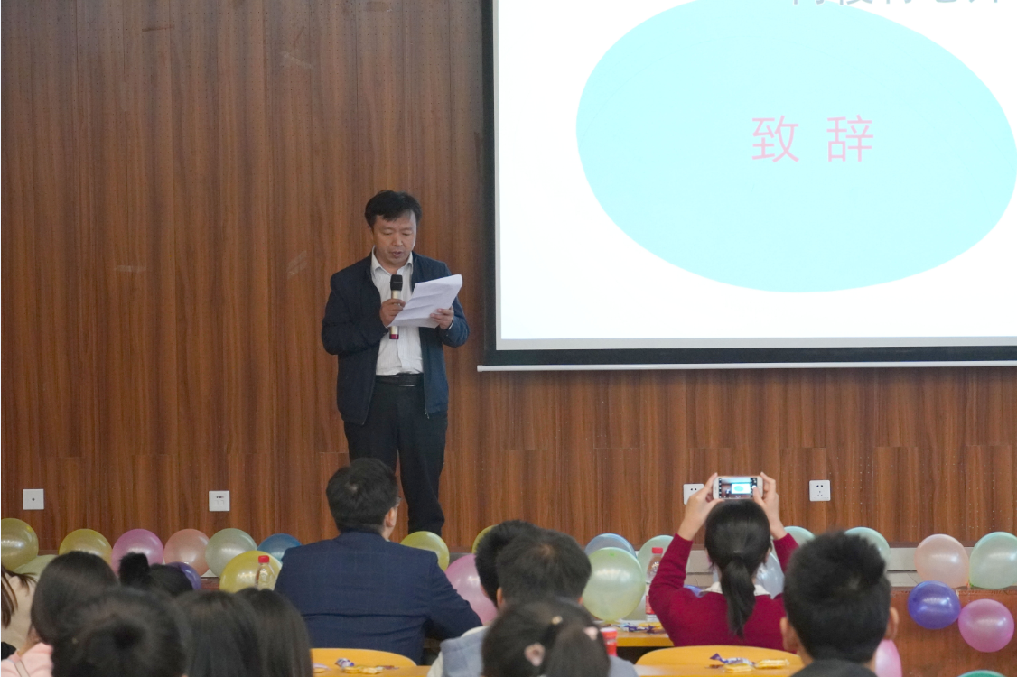 何老师讲话.png