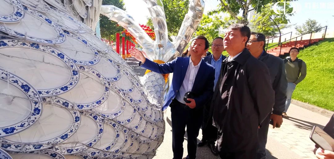 智利中国彩灯节”上，四川轻化工大学自贡校友会会长、自贡灯彩文化产业集团有限公司董事局主席、总裁黄德春（左）陪同中宣部推广局局长张雁彬（右），视察灯彩集团制作的灯组。.jpg